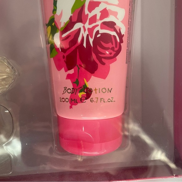 BETSEY JOHNSON 2 piece Gift Set 3.4 oz EDP , 6.7 Body Lotion New In Box - Picture 2 of 4